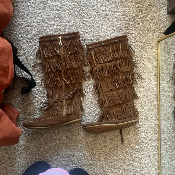 Minnetonka 5-Layer Fringe Boot size 7 - Picture 8 of 10
